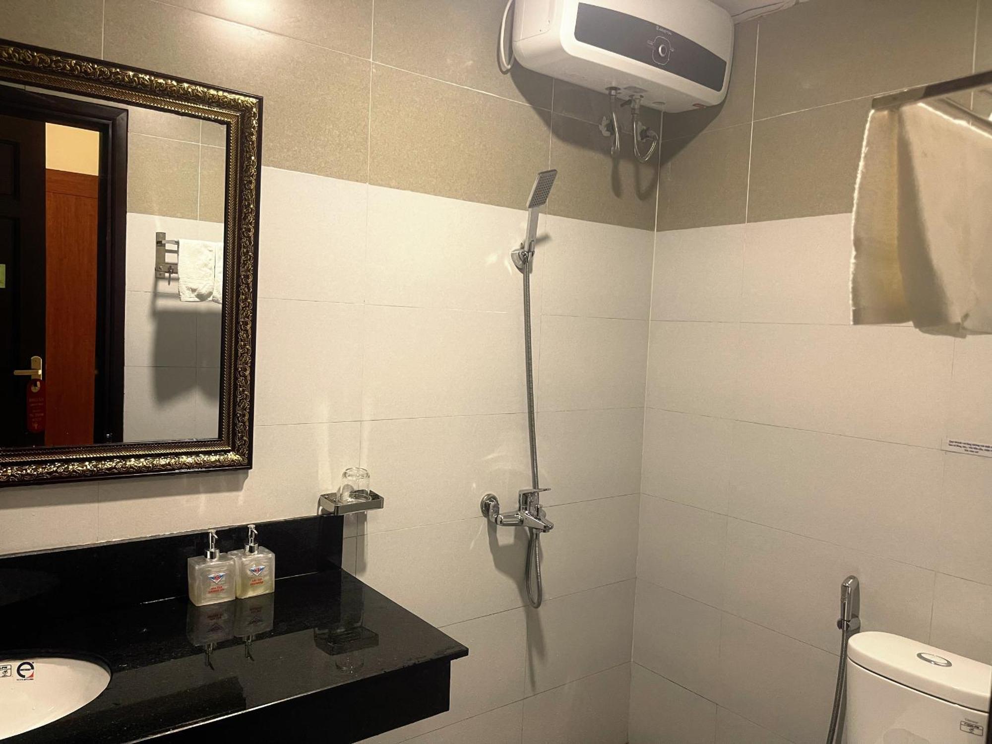 Khach San Hoa Binh Quang Tri Hotel Dong Ha Exterior photo